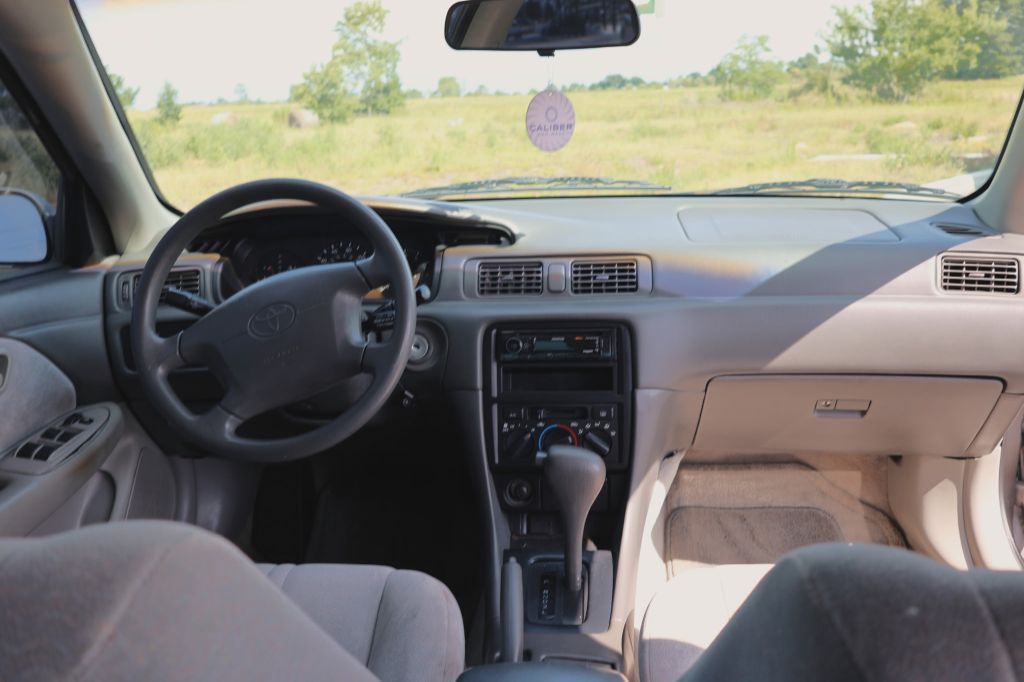 1998 Toyota Camry LE - Photo 8