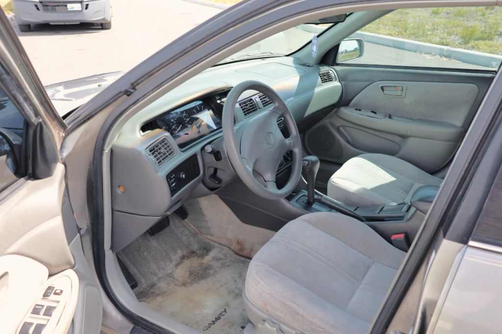 1998 Toyota Camry LE - Photo 6